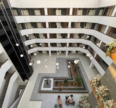 Başak Plaza iç avlusu — büronun bulunduğu bina